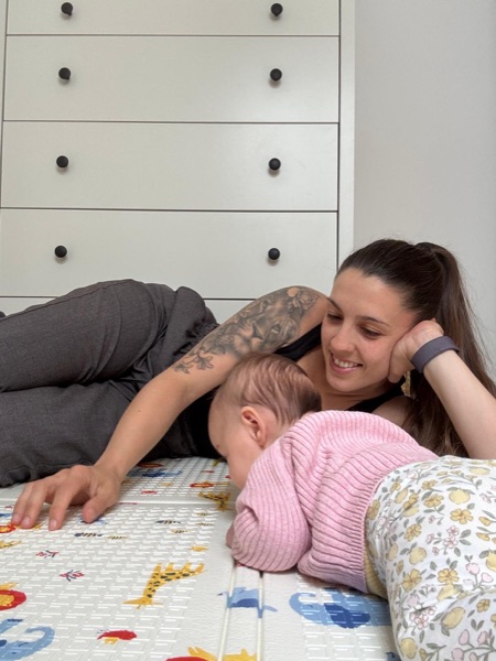 Ainara con su bebé